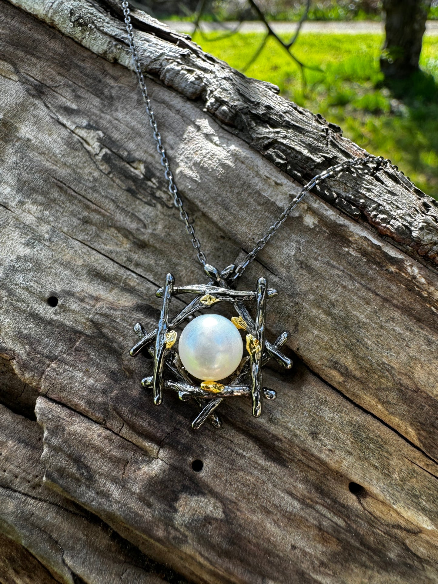 Silver necklace with button pearl