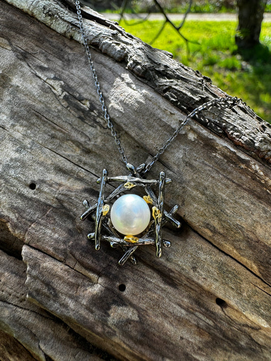 Silver necklace with button pearl