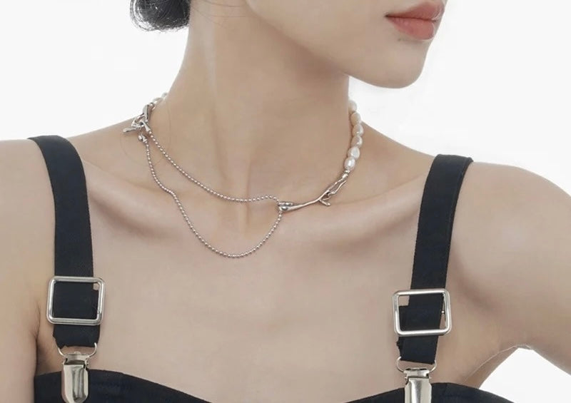 Silver necklace with natural pearls.