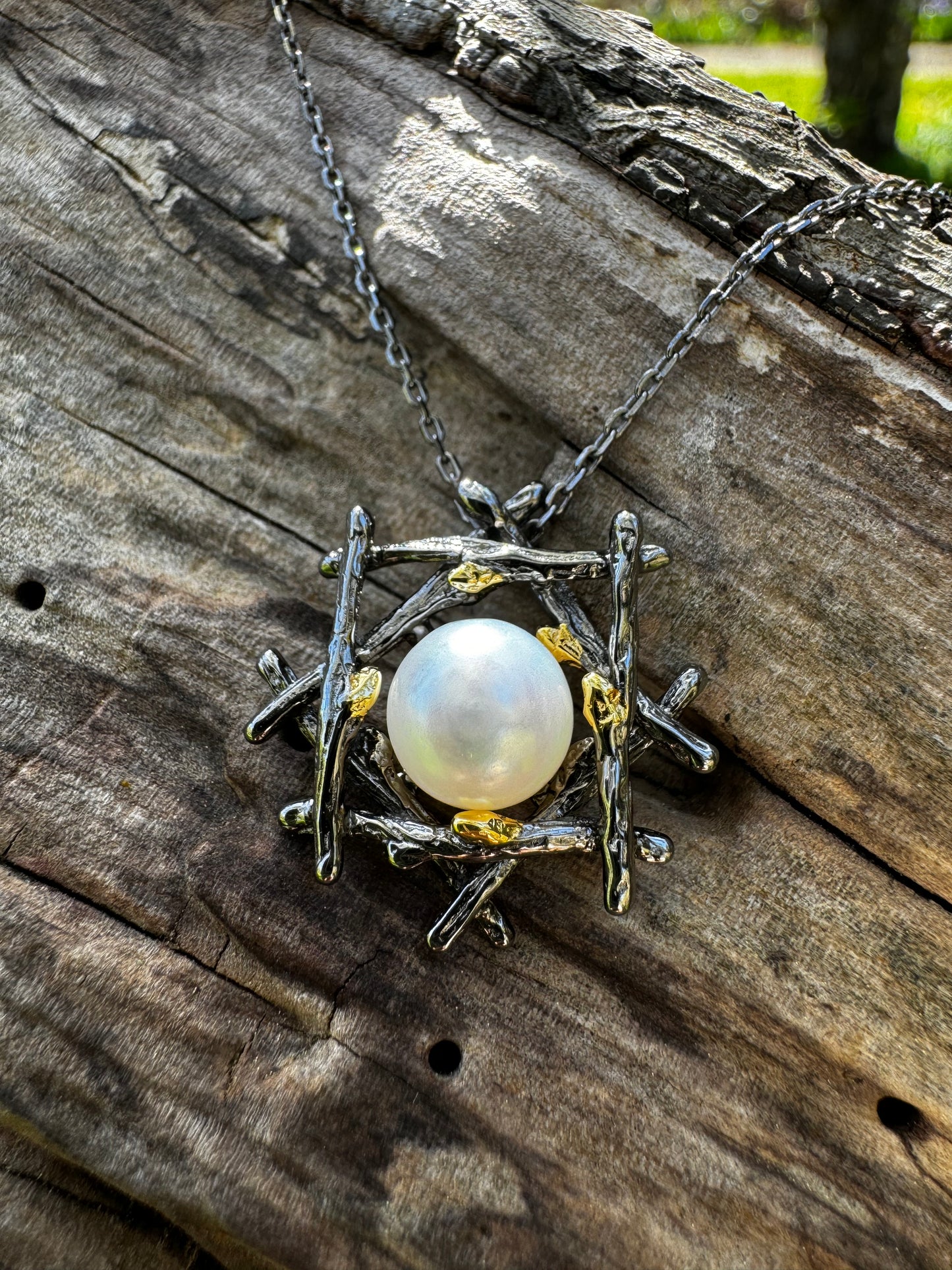 Silver necklace with button pearl
