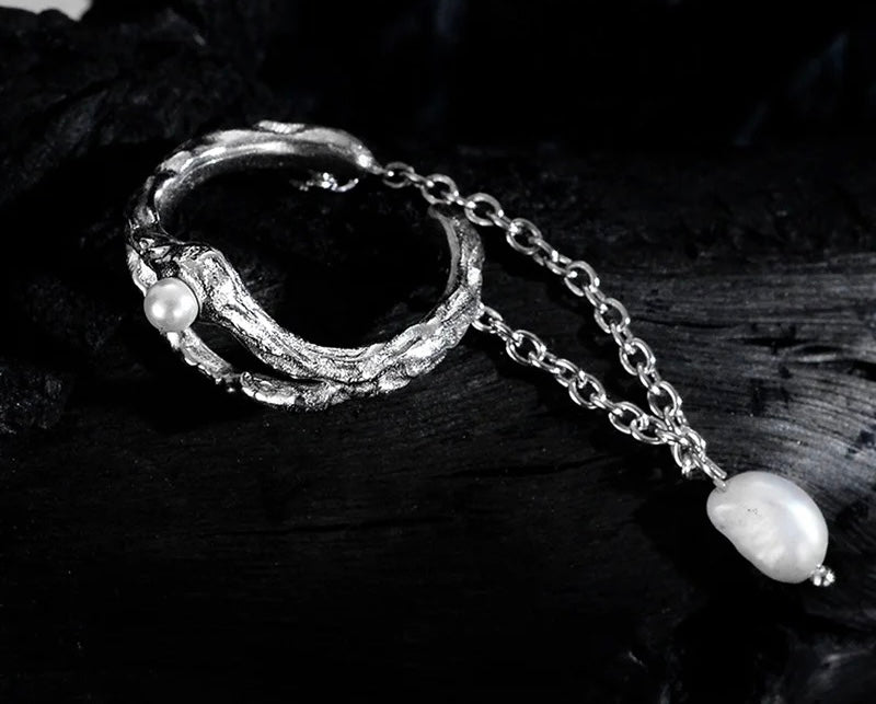 Ring with chain and pearls.