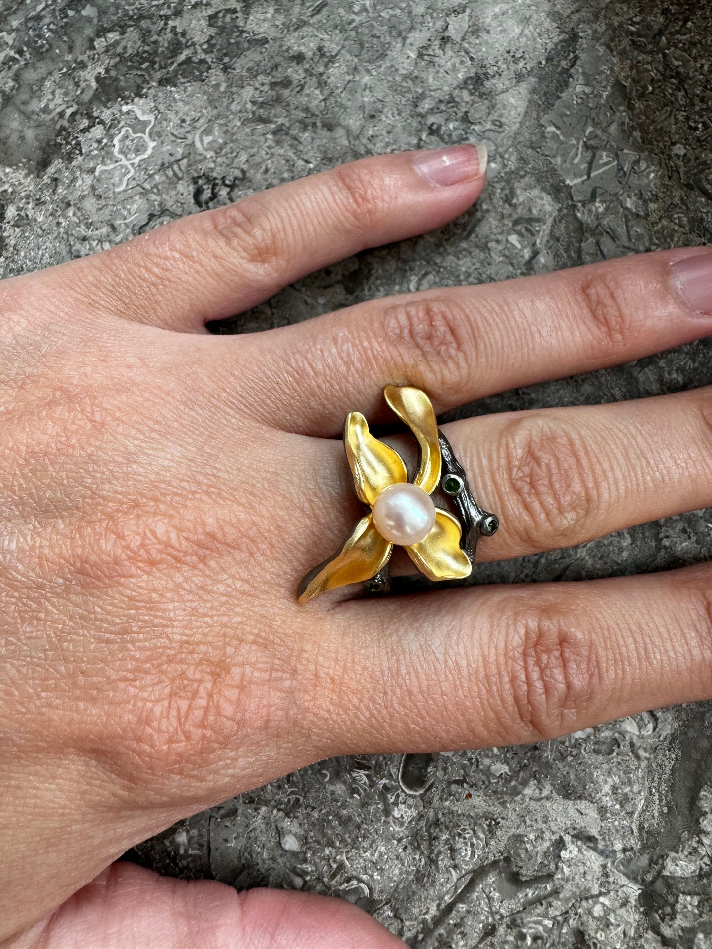 Silver gold 18k plated ring with freshwater pearl and diopsides