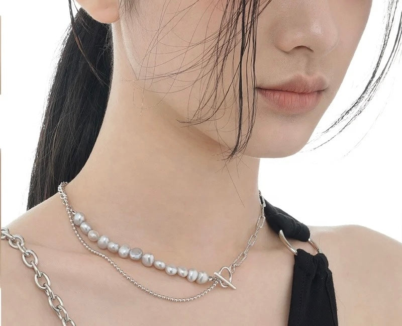 Necklace with gray pearls.