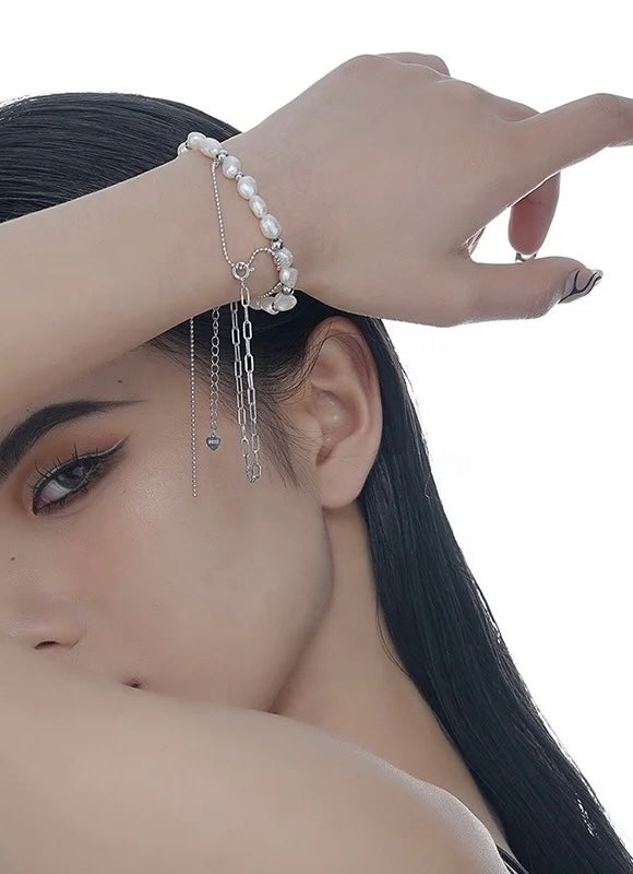 Bracelet with pearls and chain.