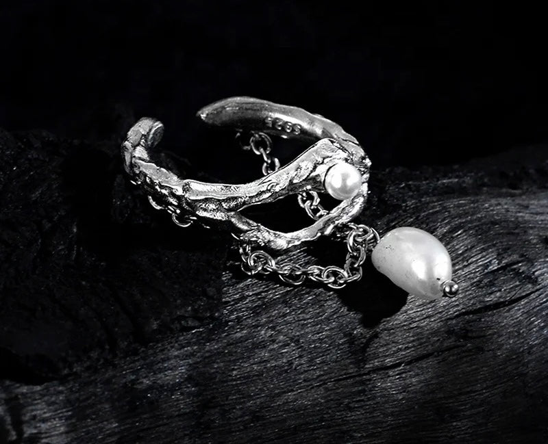 Ring with chain and pearls.