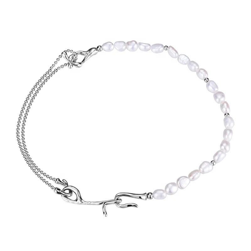 Silver necklace with natural pearls.