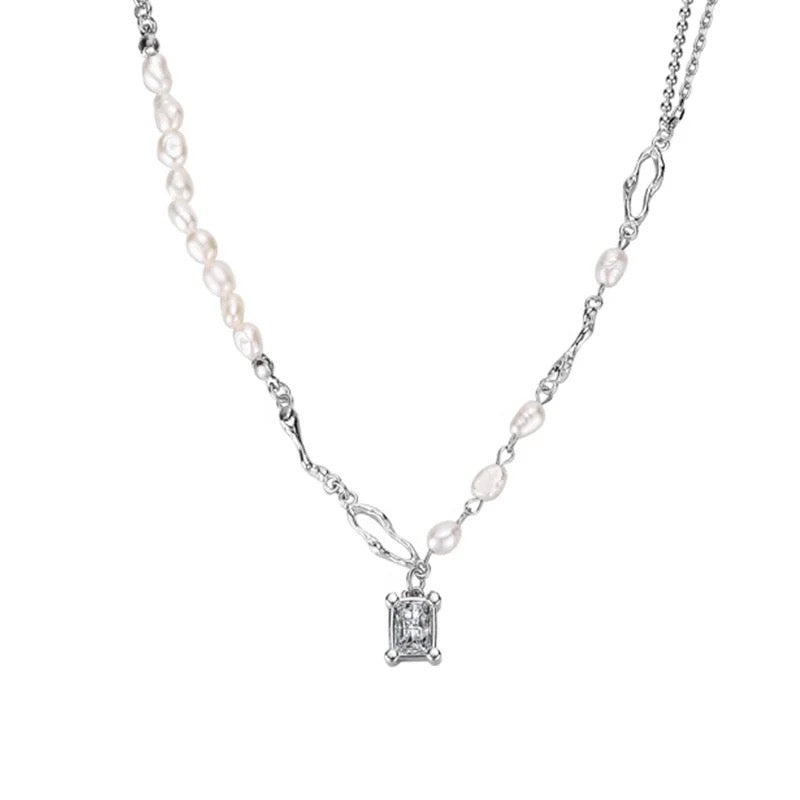 Necklace with pearls and zircon.