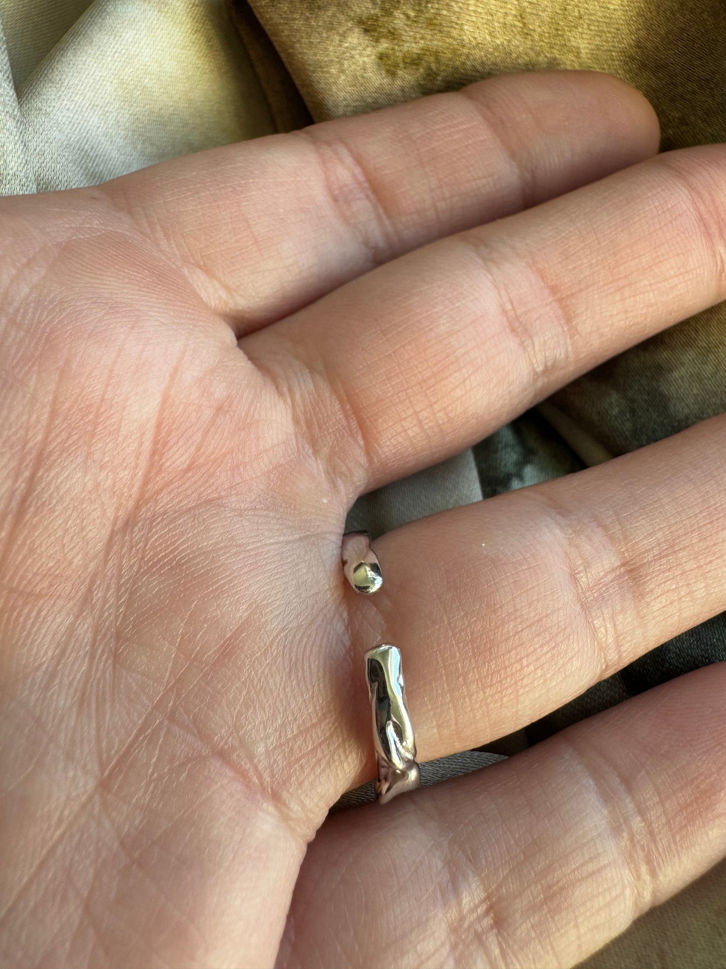 Sterling silver ring with zircons