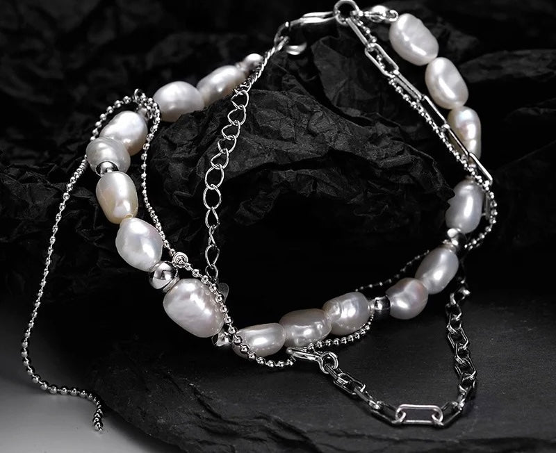 Bracelet with pearls and chain.