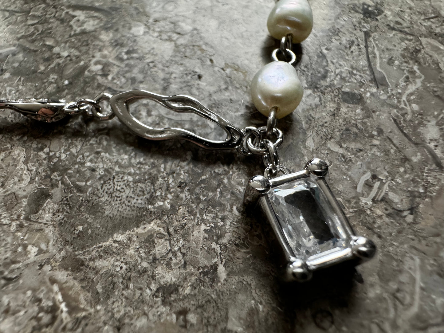 Necklace with pearls and zircon.