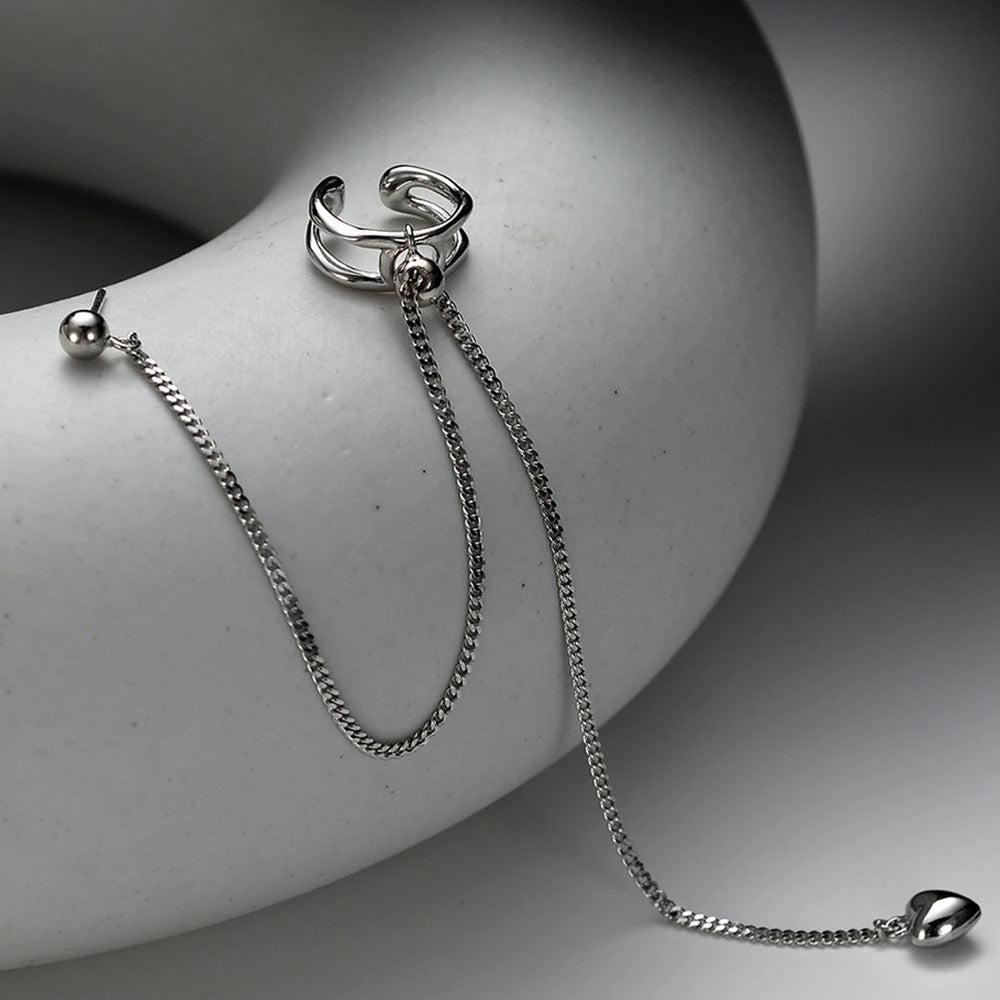 Earring with chain and heart (one piece).