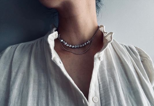 Necklace with gray pearls.