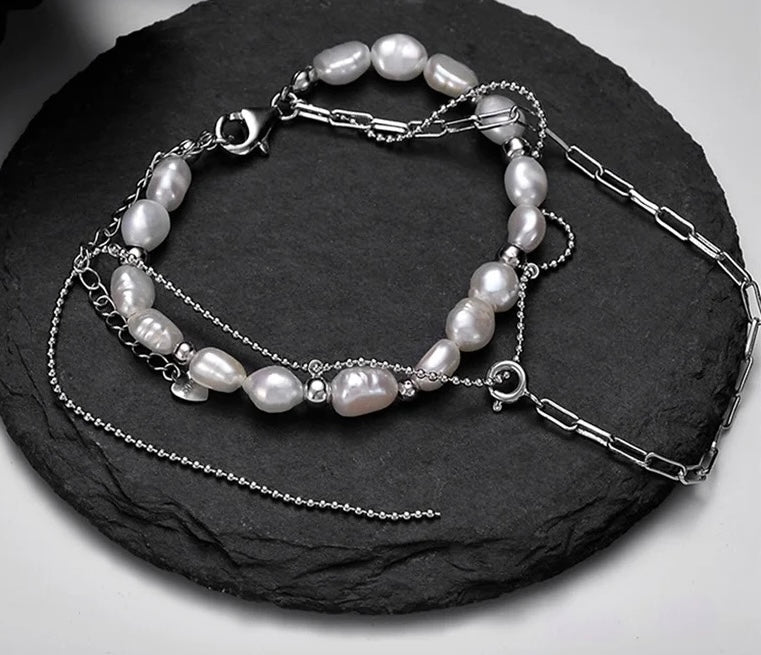Bracelet with pearls and chain.