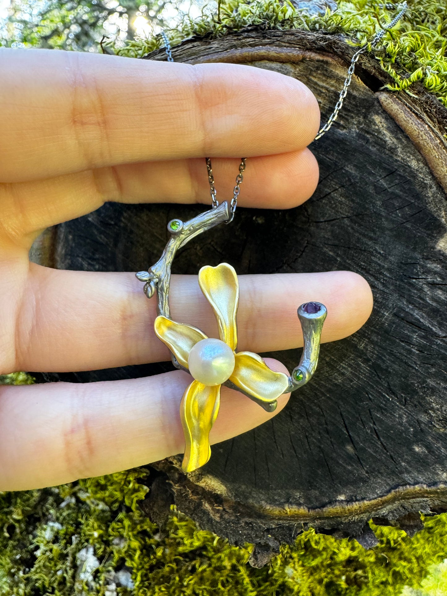 Flower pendant necklace with pearl