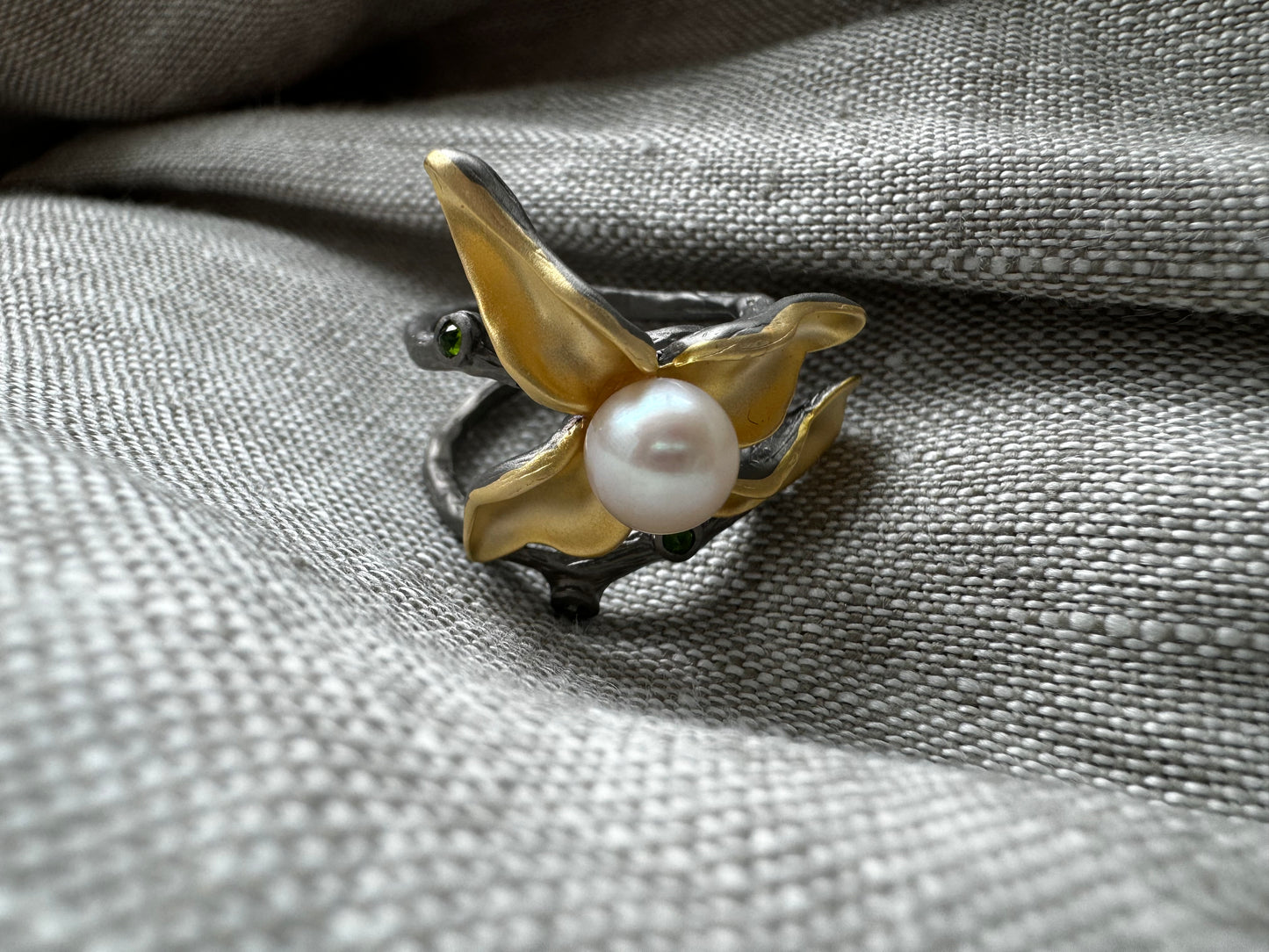 Silver gold 18k plated ring with freshwater pearl and diopsides