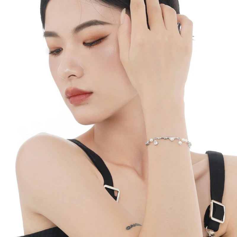 Bracelet with pearls and zircons