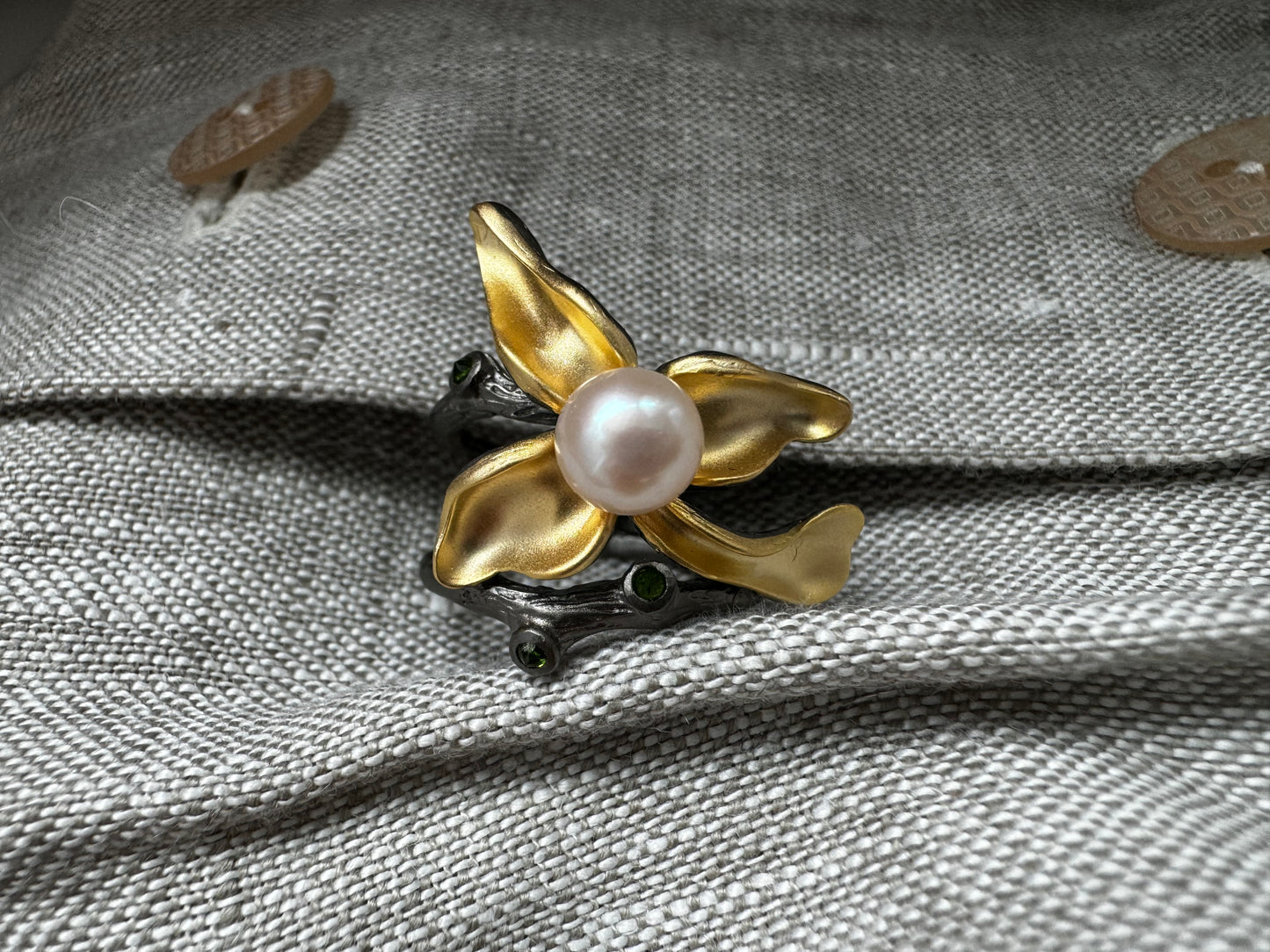 Silver gold 18k plated ring with freshwater pearl and diopsides