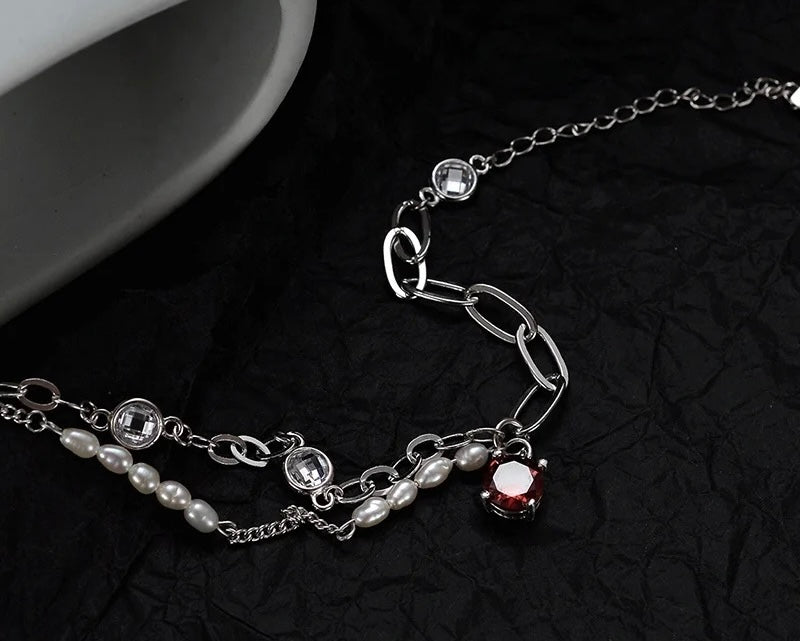 Bracelet with pearls and crystals.