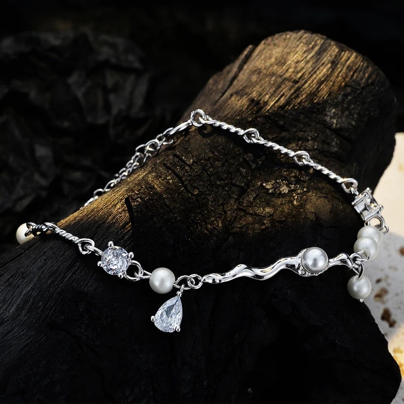 Bracelet with pearls and zircons