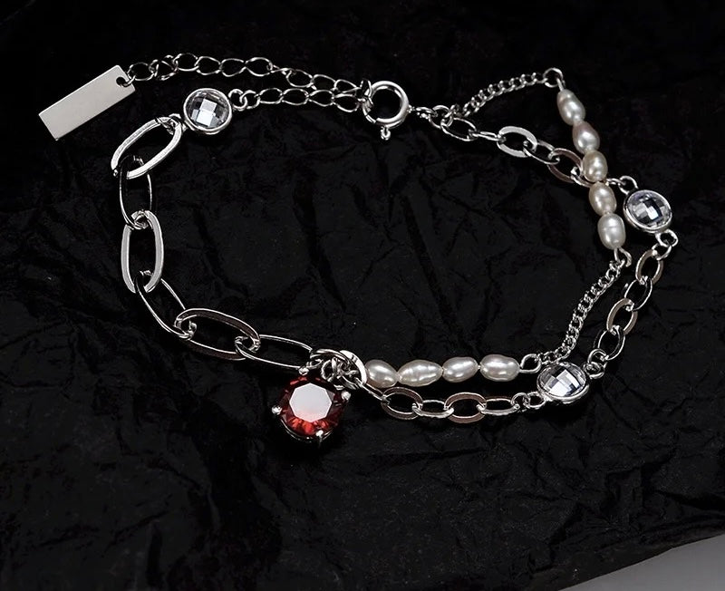 Bracelet with pearls and crystals.