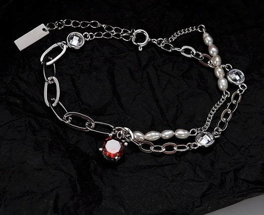 Bracelet with pearls and crystals.