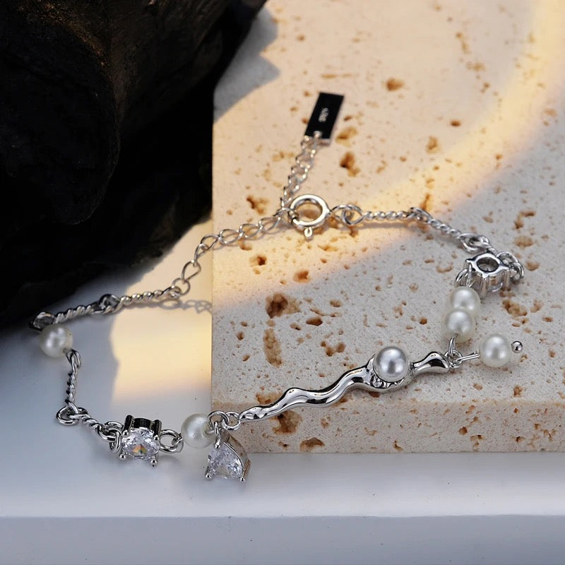 Bracelet with pearls and zircons
