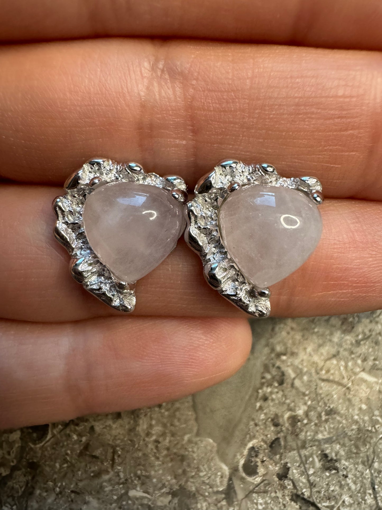 Heart shaped silver earrings with rose quartz.
