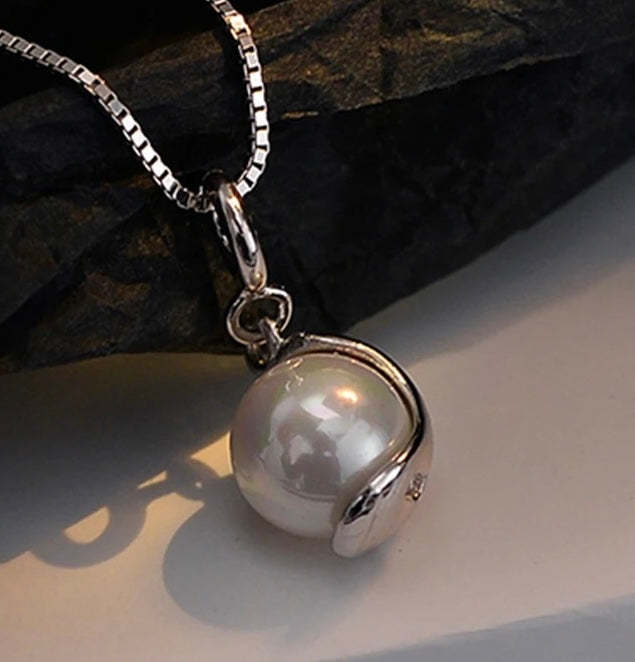 Silver necklace with natural pearl.