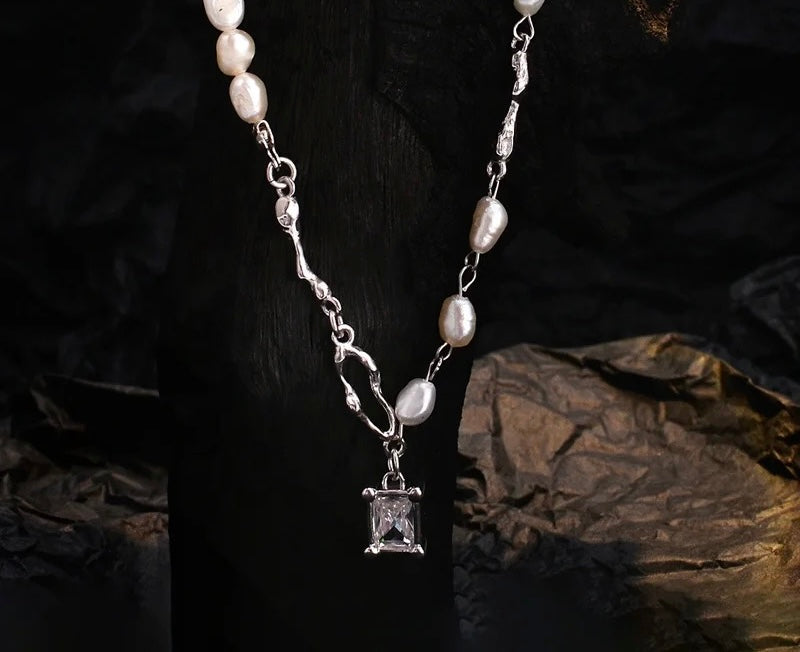Necklace with pearls and zircon.