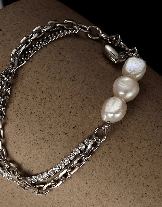Pearl bracelet with zircons and heart pendant.