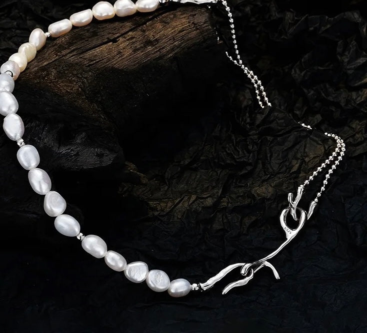 Silver necklace with natural pearls.