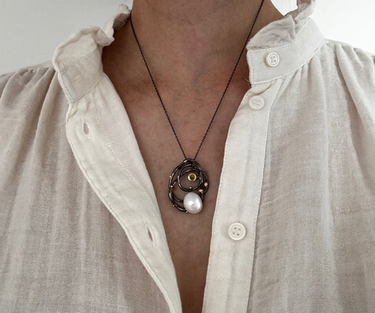 Pendant necklace with baroque pearl and peridot
