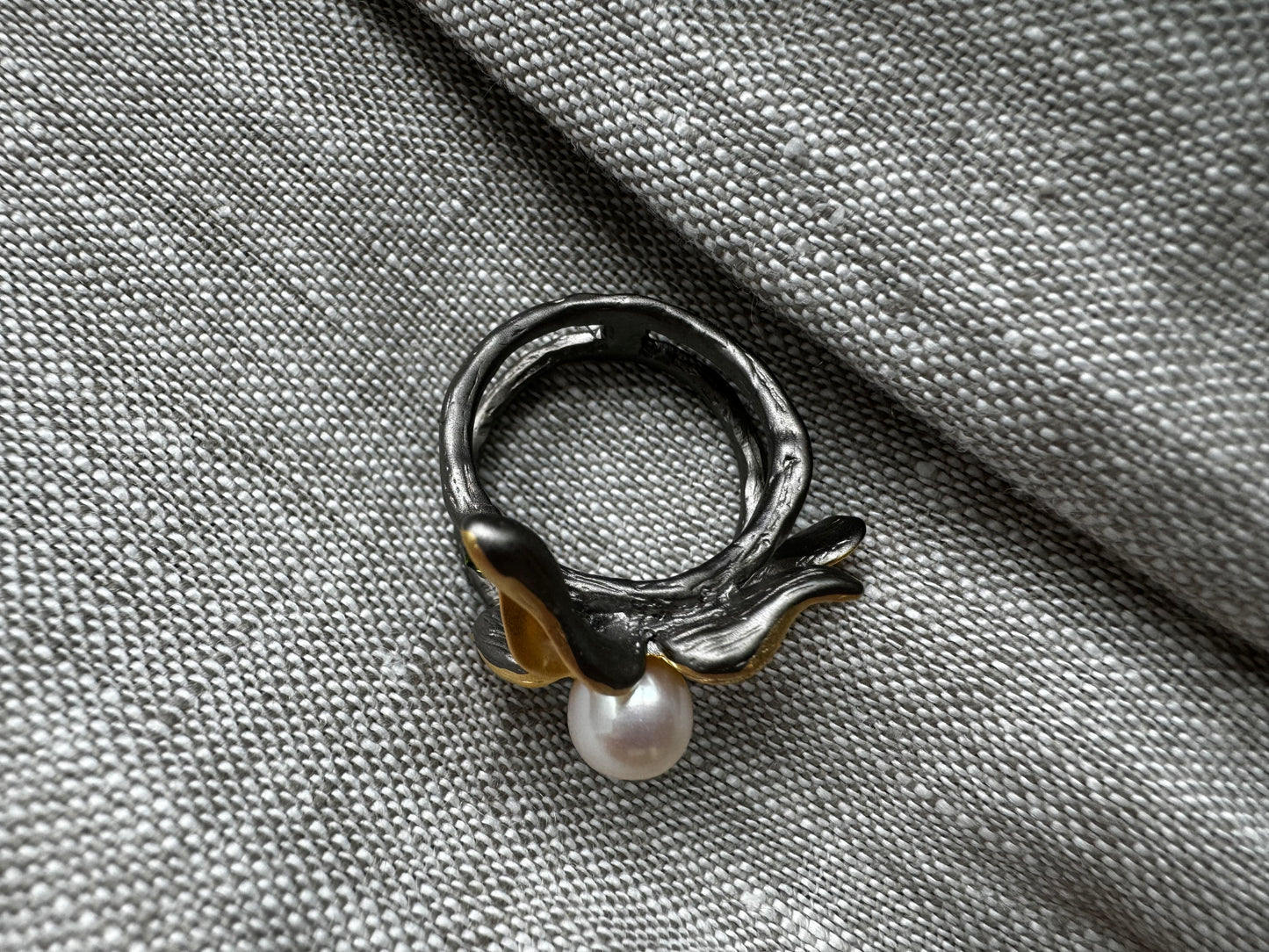 Silver gold 18k plated ring with freshwater pearl and diopsides