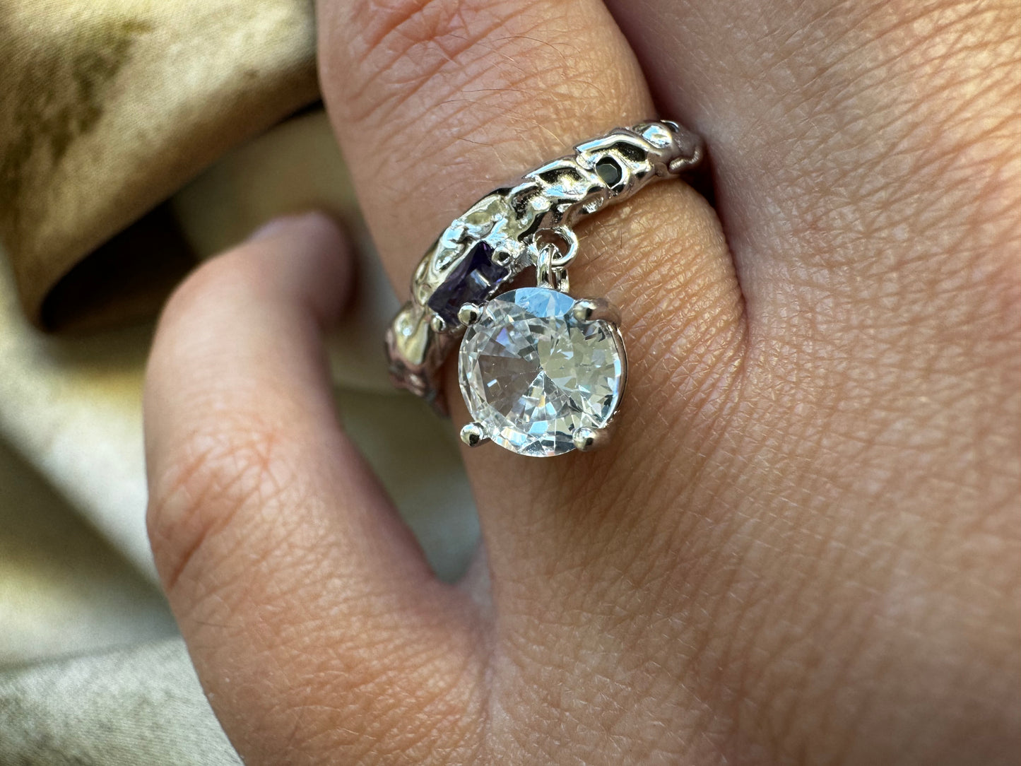 Sterling silver ring with zircons