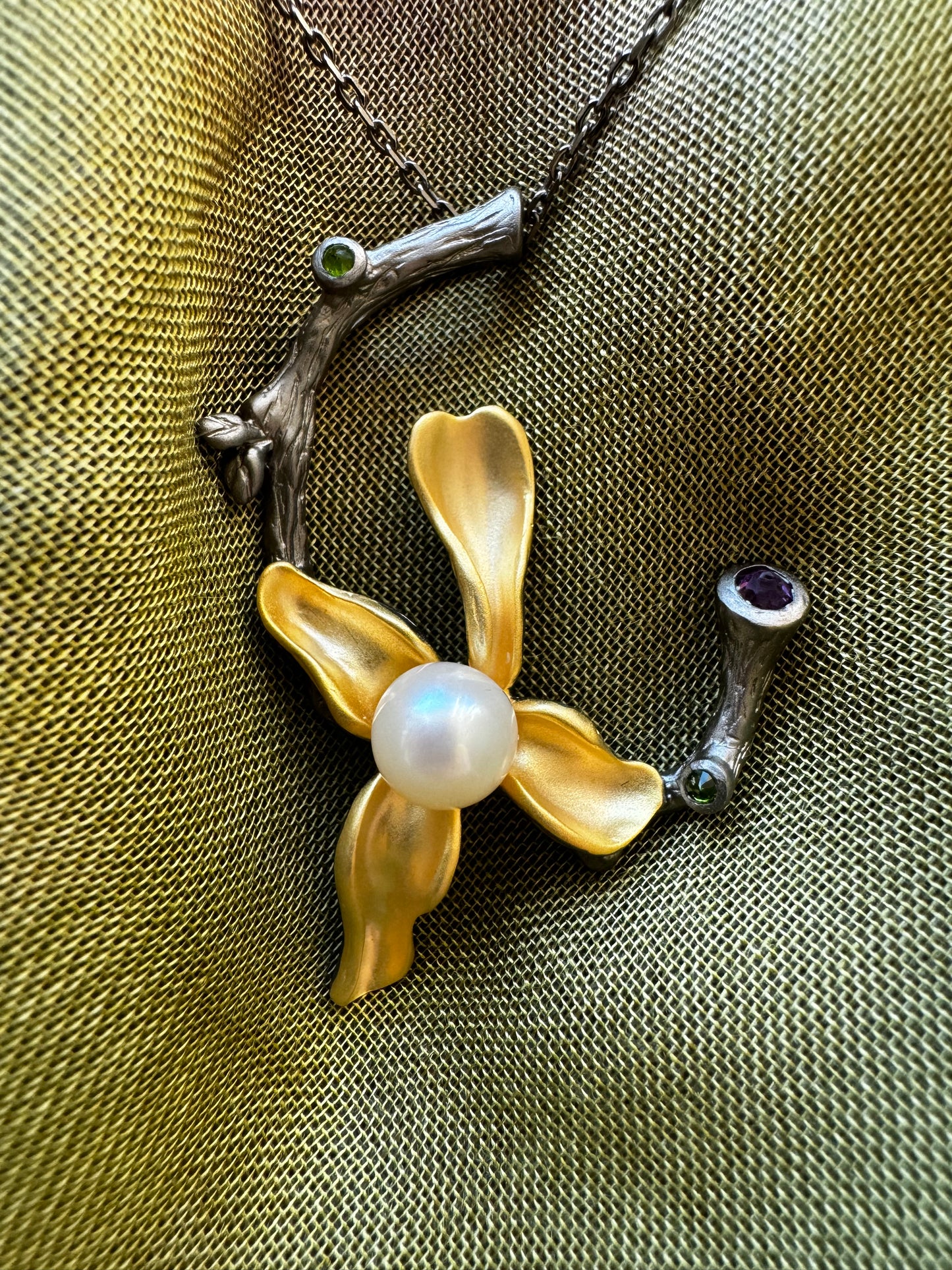 Flower pendant necklace with pearl
