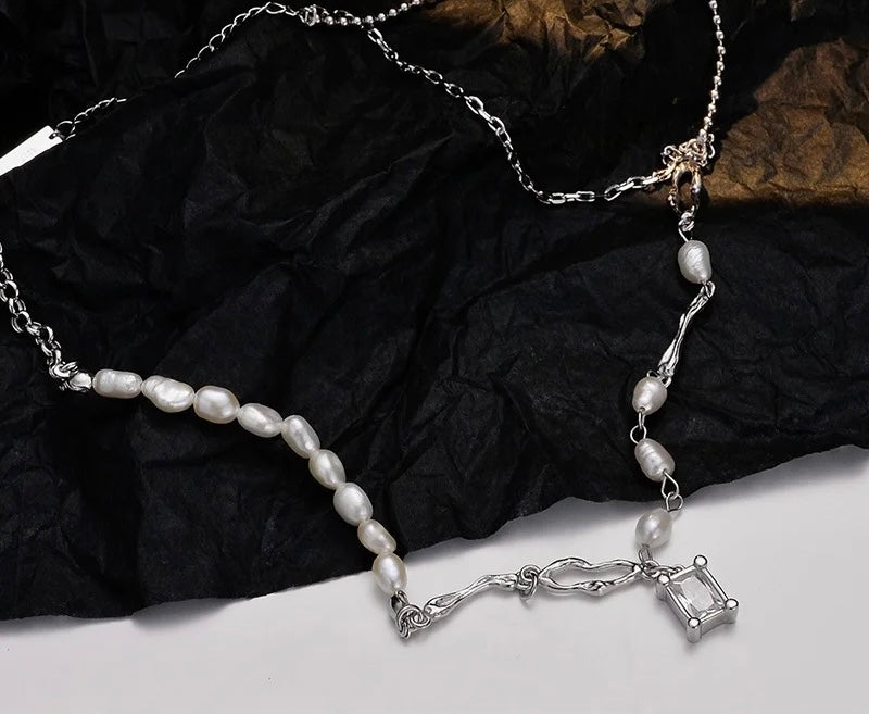 Necklace with pearls and zircon.