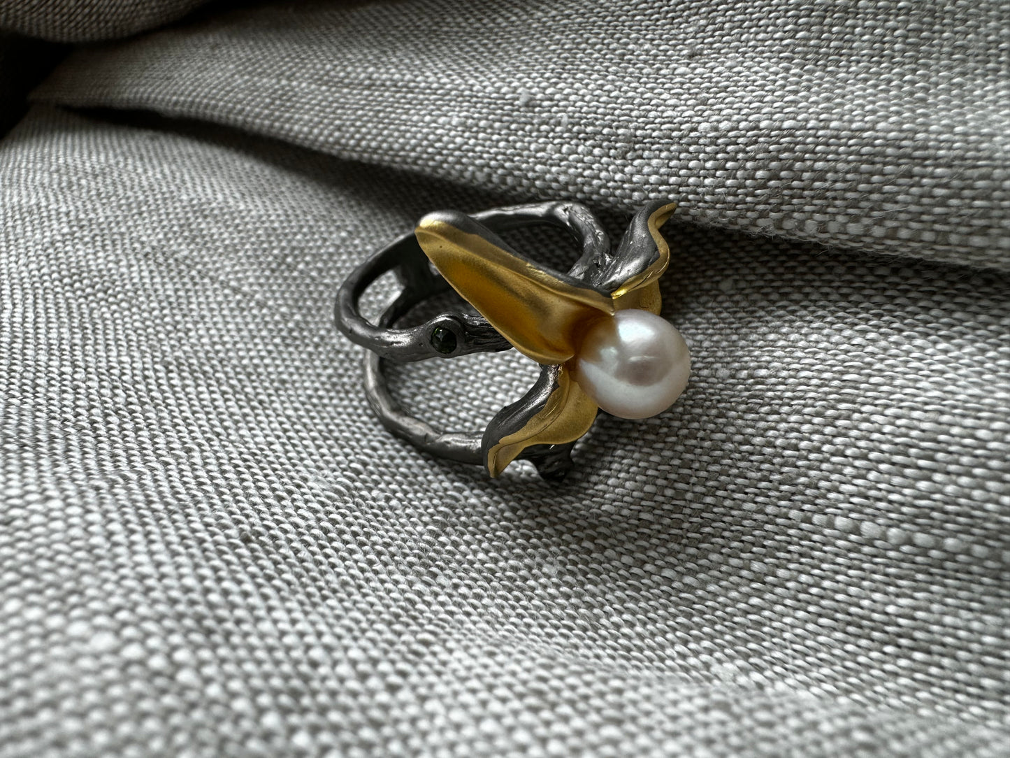 Silver gold 18k plated ring with freshwater pearl and diopsides