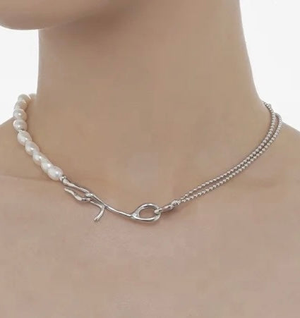 Silver necklace with natural pearls.