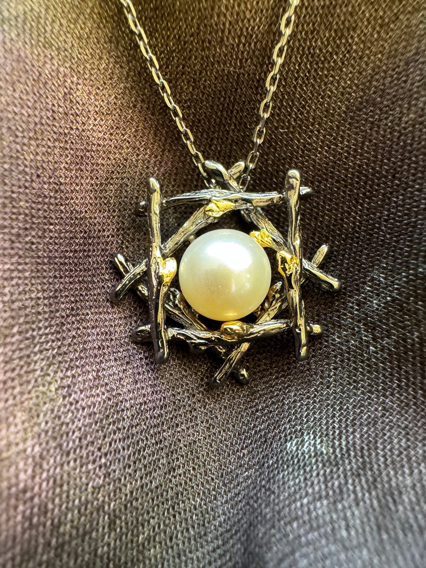 Silver necklace with button pearl