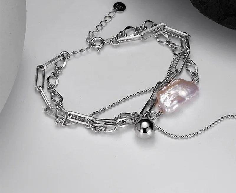 Bracelet with baroque pearl and chains.