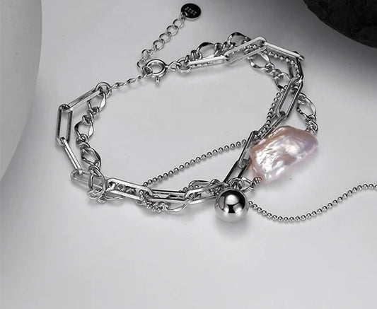 Bracelet with baroque pearl and chains.