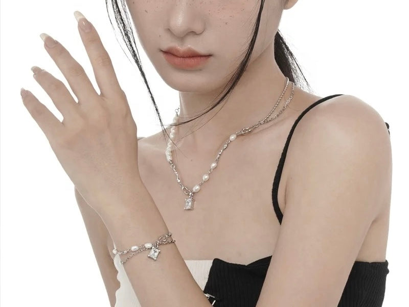 Necklace with pearls and zircon.