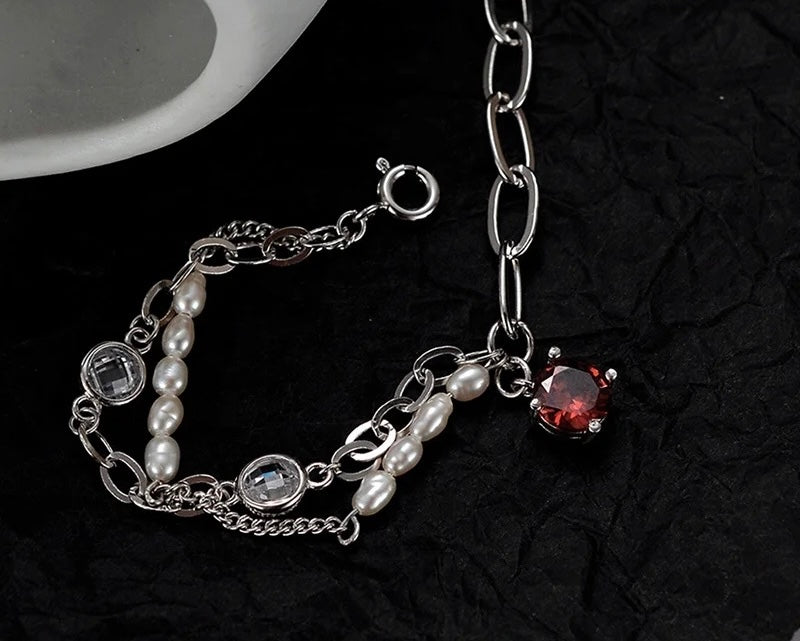 Bracelet with pearls and crystals.