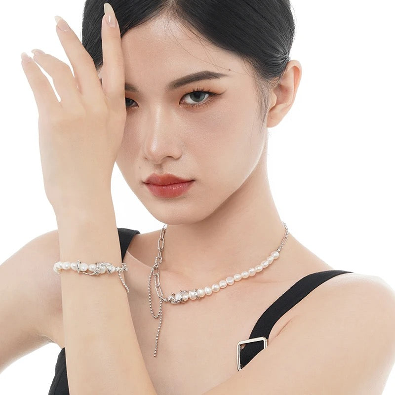 Silver irregular bracelet with pearls.