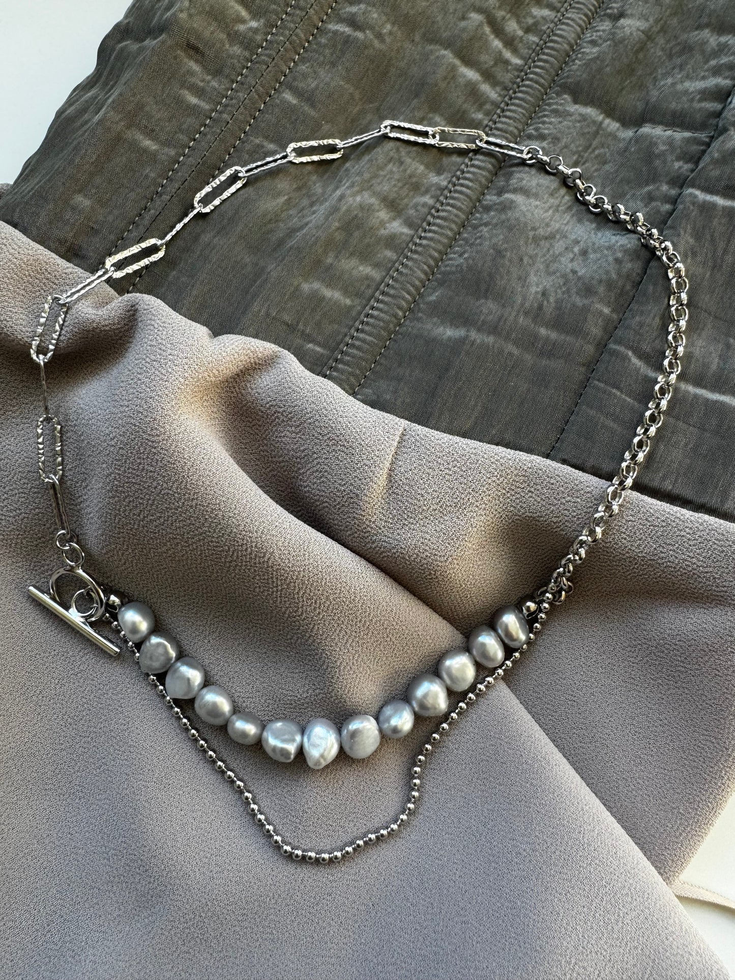 Necklace with gray pearls.