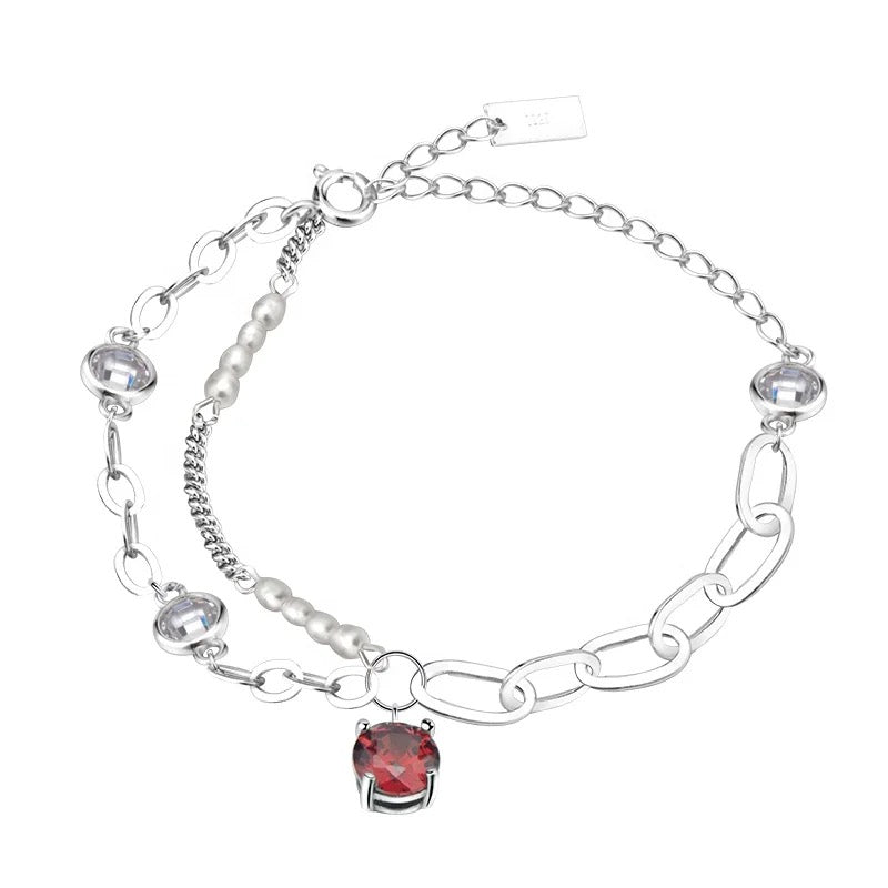 Bracelet with pearls and crystals.