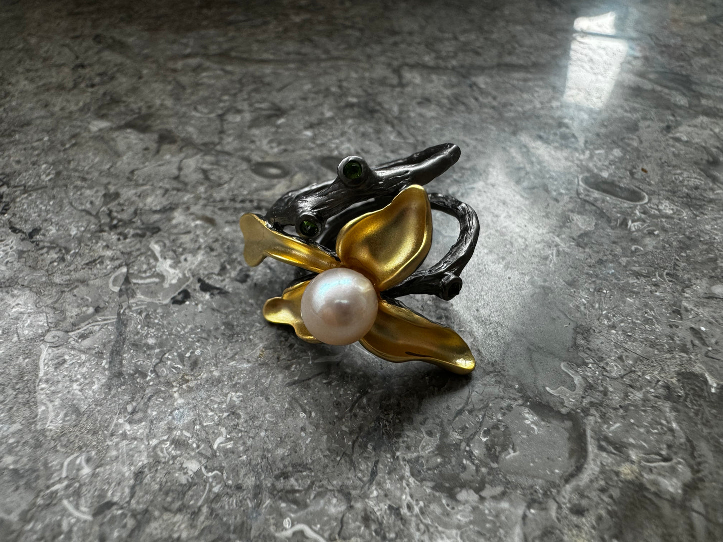 Silver gold 18k plated ring with freshwater pearl and diopsides