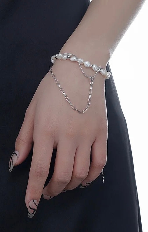 Bracelet with pearls and chain.