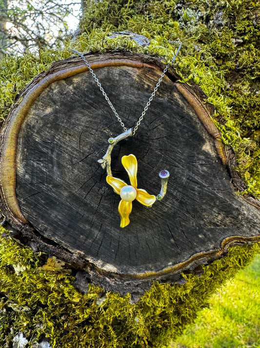 Flower pendant necklace with pearl