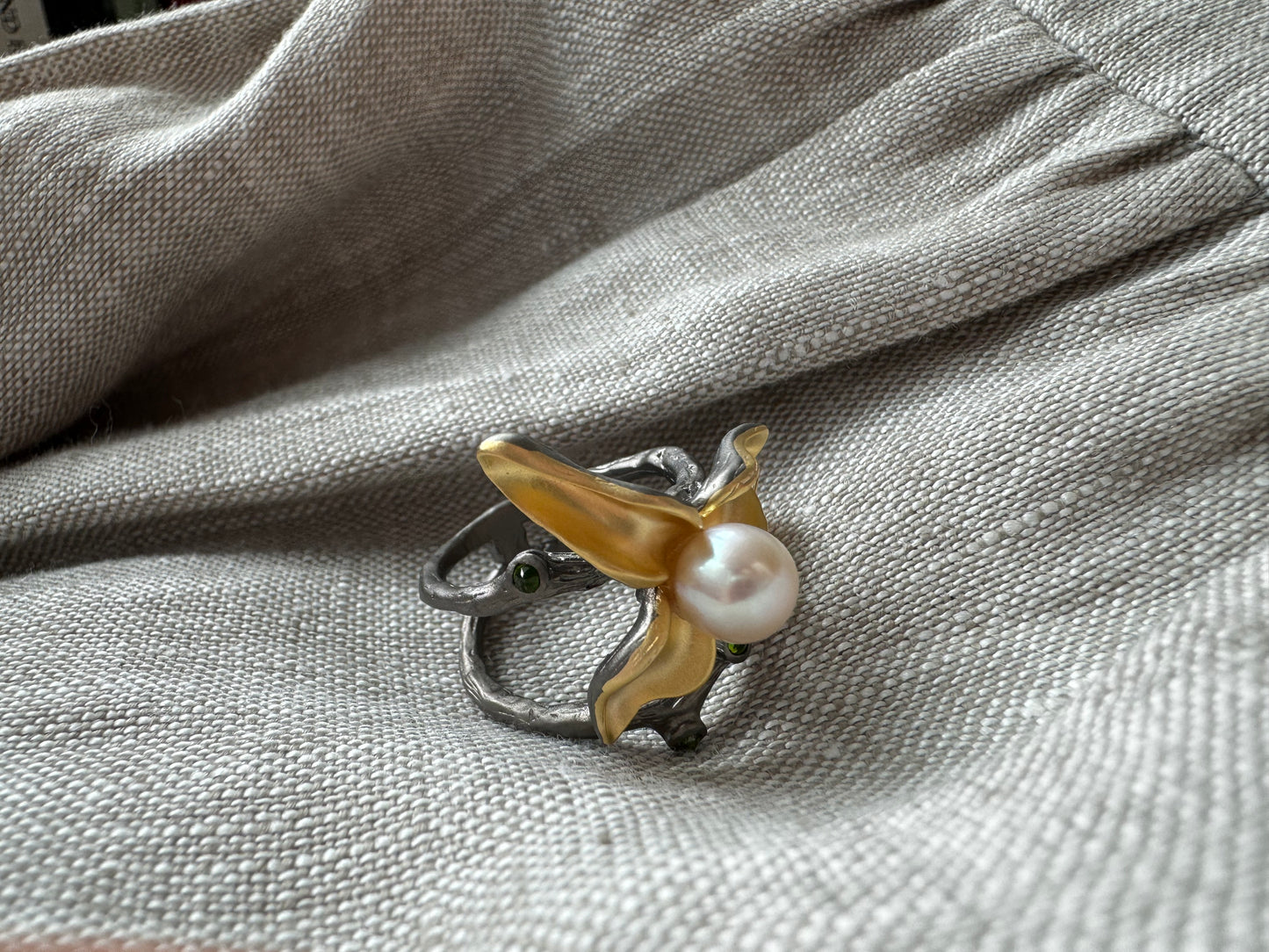 Silver gold 18k plated ring with freshwater pearl and diopsides
